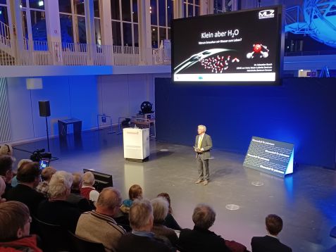 Prof. Dr. Winfried Petry führte den Vortrag vor rund 100 Zuhörenden im Auditorium des Deutschen Museums ein.
